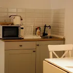 The Narrow Lane Apartment *