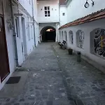 The Narrow Lane Apartment *