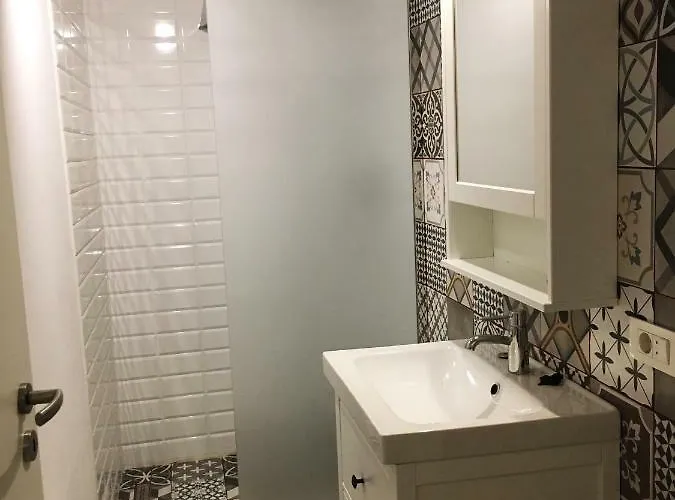 アパート The Narrow Lane *